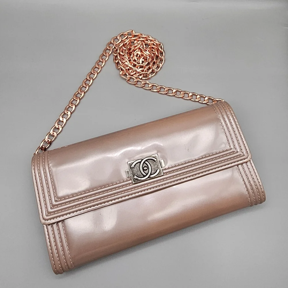 🩷CHANEL Rose Gold Quilted Patent Leather Wallet/Clutch🩷 - Picture 6 of 17